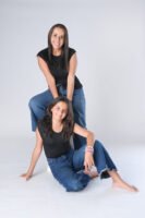Retrato de dos personas sentadas juntas en estudio