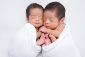 Dos bebés recién nacidos dormidos juntos