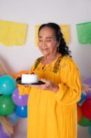Retrato de cumpleaños con vestido amarillo y pastel