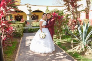 Retrato de novios en un jardín