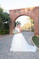 Novios bajo un arco de piedra