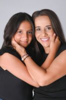 Retrato en estudio de dos personas abrazadas