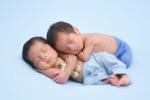 Dos bebés recién nacidos dormidos juntos
