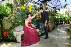 Pareja bailando en un jardín