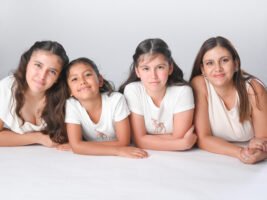 Retrato familiar recostados juntos en estudio