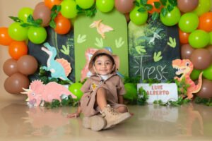 Retrato infantil con decoración de animales y dinosaurios