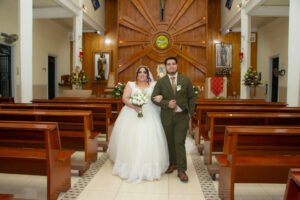 Novios durante la ceremonia en una iglesia