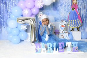 Retrato infantil con vestido azul y globos