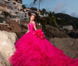 Quinceañera con vestido rojo en exteriores al atardecer