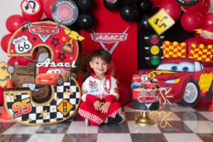 Sesión infantil con decoración de autos de carreras