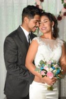 Primer plano de novios abrazados con su ramo