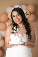 Retrato de cumpleaños con vestido blanco y globos claros