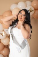 Retrato de cumpleaños con vestido blanco y globos claros