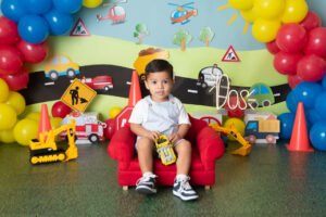 Sesión infantil con decoración de autos de carreras