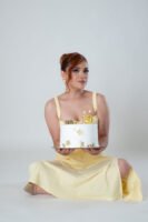 Retrato de cumpleaños con vestido claro y pastel