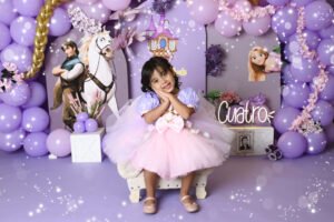 Retrato infantil con vestido lila y mariposas