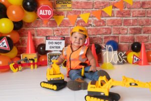 Sesión infantil con juguetes y decoración de construcción