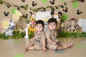 Sesión infantil con decoración de animales y selva