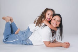 Retrato en estudio de dos personas abrazadas