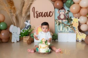 Sesión infantil con decoración de animales y selva