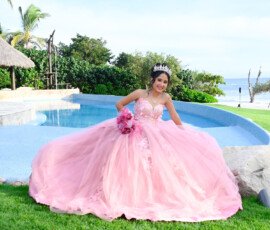 Quinceañera con vestido rosa junto a una piscina