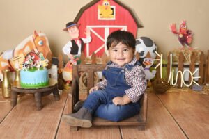 Retrato infantil con sombrero y decoración de granja
