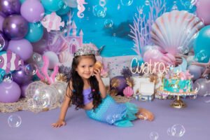 Retrato infantil con decoración de sirenas y globos