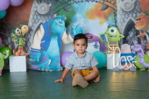 Retrato infantil con decoración de dinosaurios