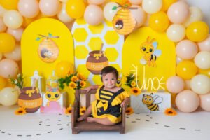 Retrato infantil con decoración amarilla y globos