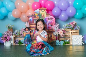 Retrato infantil con decoración de personajes animados