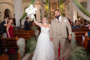 Novios durante la ceremonia en una iglesia