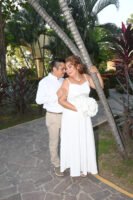 Pareja abrazada en un jardín