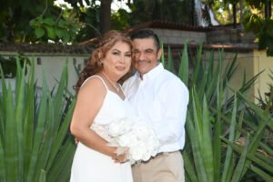 Pareja abrazada en un jardín