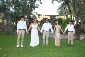 Familia caminando de la mano en un jardín