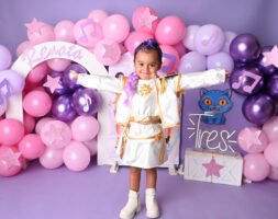 Retrato infantil con globos rosas y lilas
