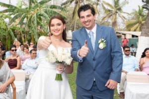 Novios caminando juntos durante su boda