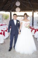 Novios caminando juntos durante su boda