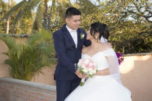 Retrato de novios en un jardín