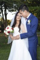 Primer plano de novios abrazados con su ramo