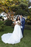 Retrato de novios en un jardín