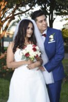 Retrato de novios en un jardín