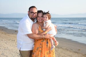 Familia abrazada en la playa