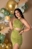Sesión de cumpleaños con vestido verde y globos dorados