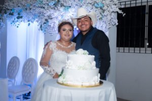Novios durante su celebración de boda
