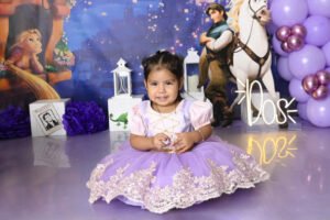 Retrato infantil con vestido lila y decoración de princesas