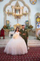 Novios durante la ceremonia en una iglesia